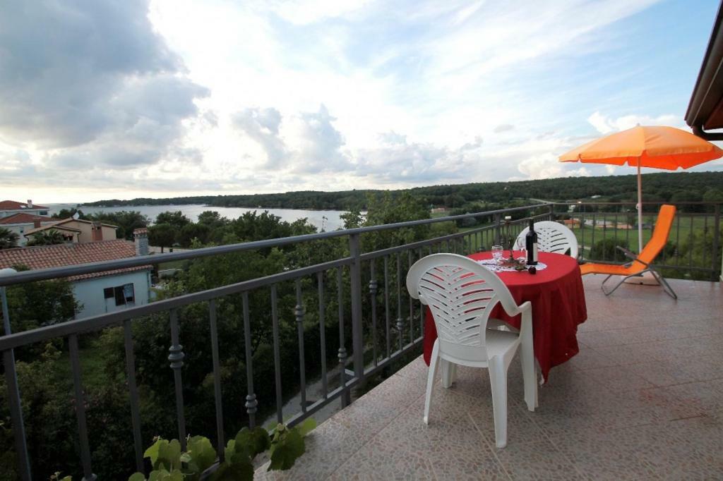 Apartment In Funtana With Seaview, Balcony, Air Condition, Wifi المظهر الخارجي الصورة